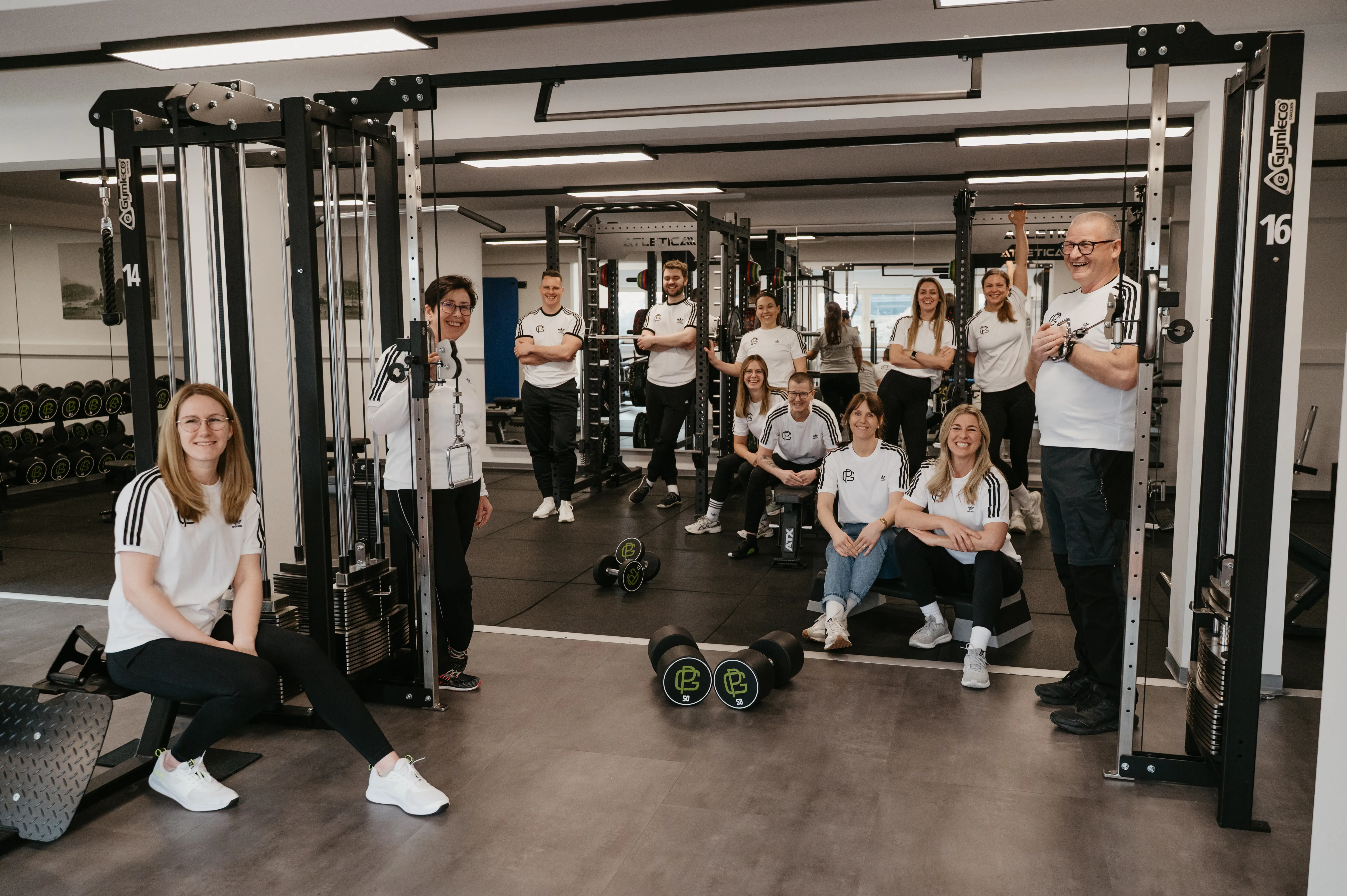 Das Team des PhysioGym Mainbernheim in den modernen Trainingsräumlichkeiten.