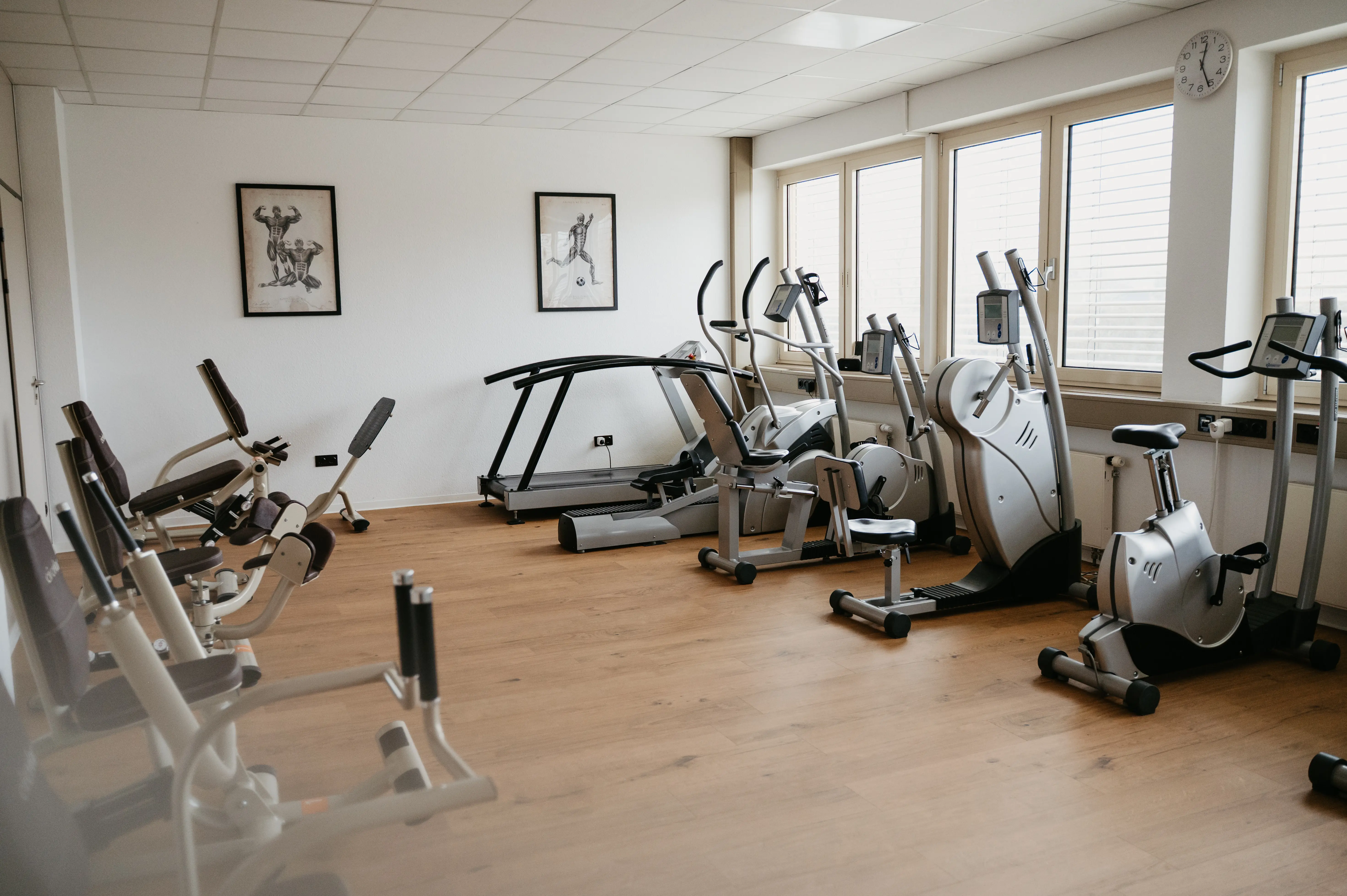 Cardiobereich mit medizinischen Geräten der Firma Gym80.